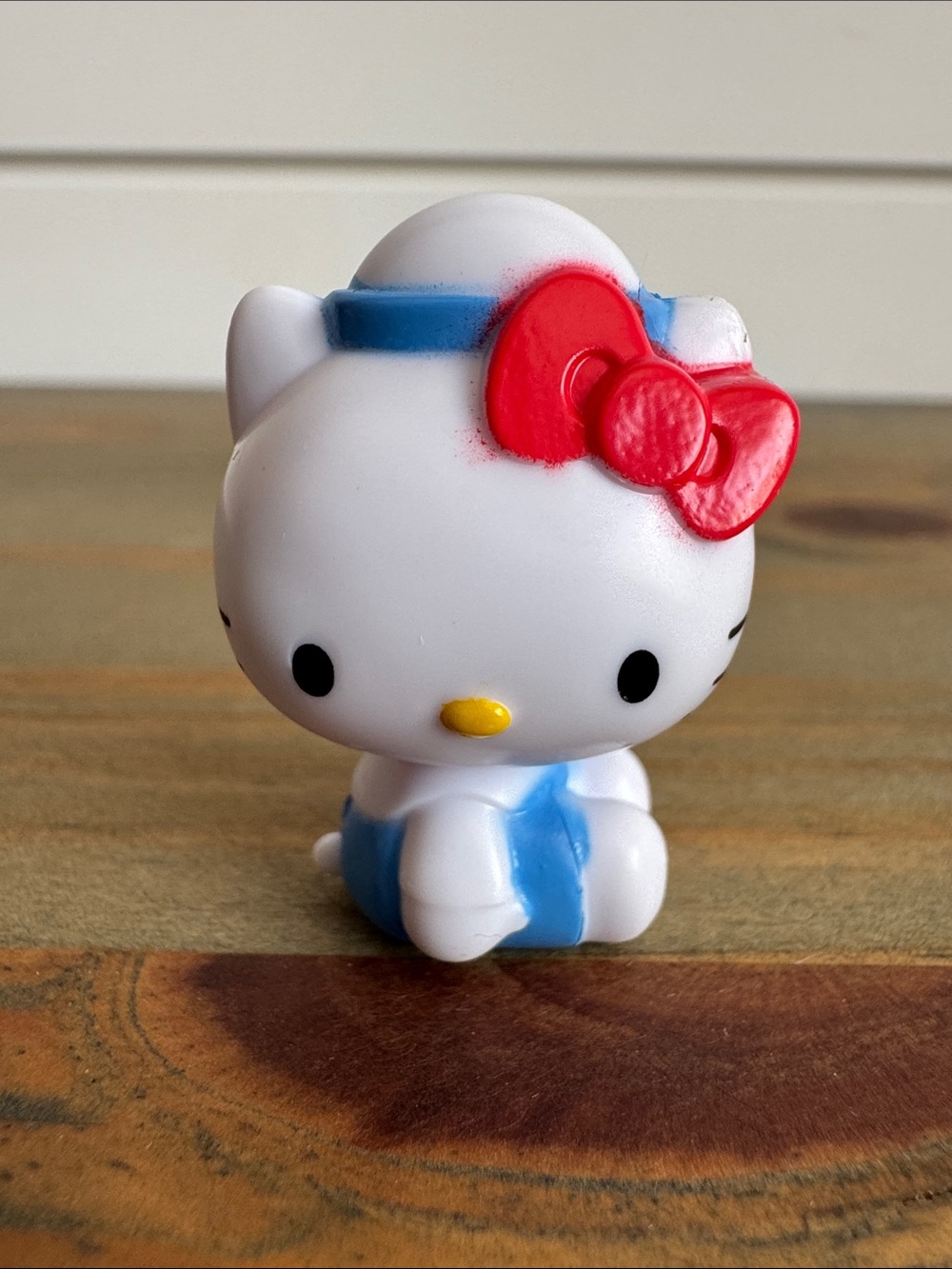 Hello Kitty & Friends: Sitting Hello Kitty (2021) - Collectible Mini Figure